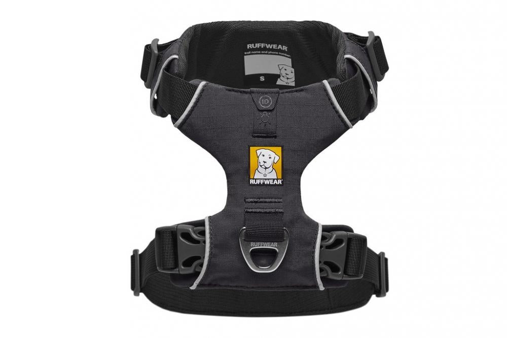 Vorderansicht des RUFFWEAR Front Range Geschirr Basalt Grey mit D-Ring, Logo und verstellbaren Schnallen. Perfekt für sicheren Halt bei Hunden.