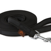 Schwarze gummierte Hundeleine mit stabilem Karabinerhaken für sicheren Halt beim Gassigehen. Ideal für den täglichen Einsatz bei jedem Wetter.
