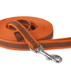 Orangefarbene gummierte Hundeleine mit grauen Details und starkem Karabiner, ideal für aktive Hunde und Outdoor-Abenteuer.