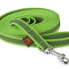 Grüne gummierte Hundeleine mit grauen Streifen, wetterfest und griffig für zuverlässige Kontrolle beim täglichen Gassigehen.