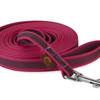 Pinkfarbene gummierte Hundeleine mit schwarzem Rand, strapazierfähig und stilvoll für den täglichen Gebrauch bei jedem Wetter.