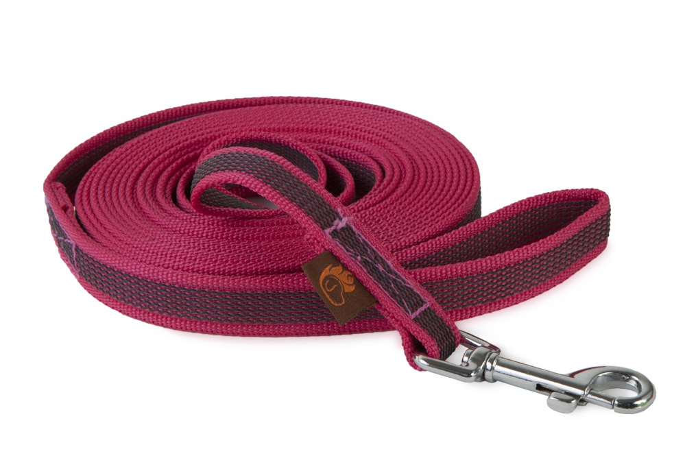 Pinkfarbene gummierte Hundeleine mit schwarzem Rand, strapazierfähig und stilvoll für den täglichen Gebrauch bei jedem Wetter.