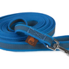 Blau-graue gummierte Hundeleine mit robustem Karabiner, ideal für aktive Hunde und sicheres Führen bei Spaziergängen.