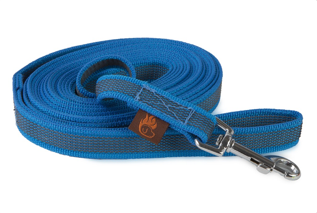 Blau-graue gummierte Hundeleine mit robustem Karabiner, ideal für aktive Hunde und sicheres Führen bei Spaziergängen.
