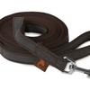 Braune gummierte Hundeleine mit grauen Akzenten und Metallhaken, rutschfest und robust für Spaziergänge mit mittelgroßen bis großen Hunden.