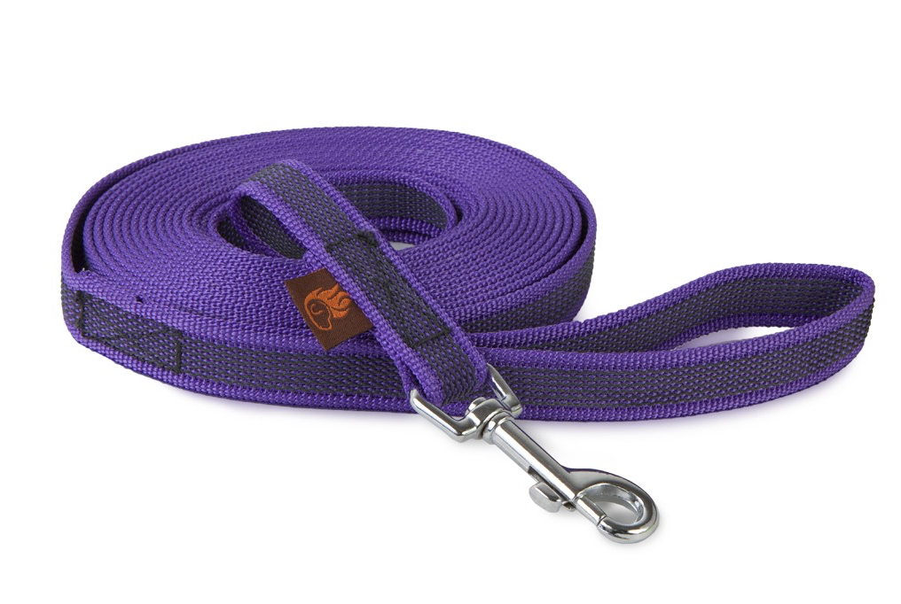 Lila gummierte Hundeleine mit schwarzem Streifen und stabilem Haken, ideal für sicheres Führen von Hunden bei Spaziergängen.