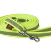 Neongelbe gummierte Hundeleine mit reflektierenden Streifen für bessere Sichtbarkeit bei Dunkelheit. Perfekt für Sicherheit beim Gassigehen.