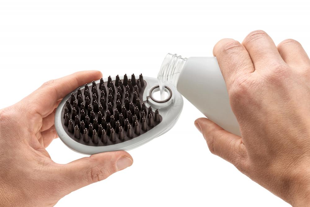 Shampoo wird in den HUNTER Pflegestriegel eingefüllt. Die integrierte Funktion ermöglicht eine effektive Fellreinigung bei Hunden.