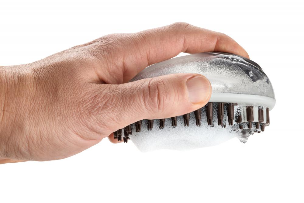 HUNTER Pflegestriegel mit Schaumfunktion in der Anwendung. Die Borsten verteilen das Shampoo gleichmäßig im Hundefell.