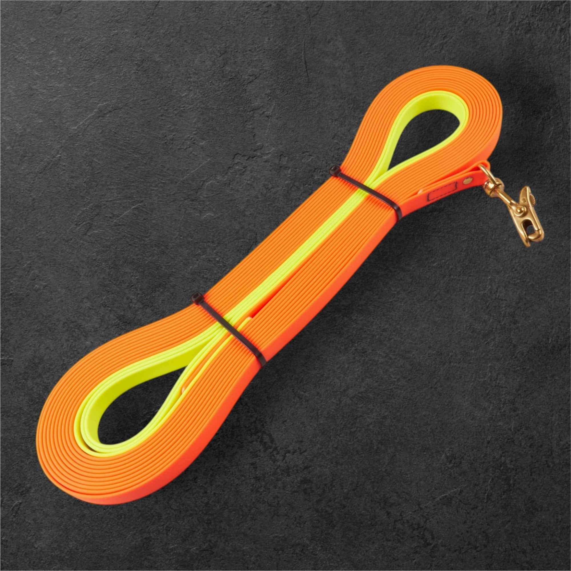 betaDog Neon Duo Schweißriemen mit KONG-Scherenkarabiner in Neonorange und Neongelb, ideal für Jagdhunde, robust und wasserfest.