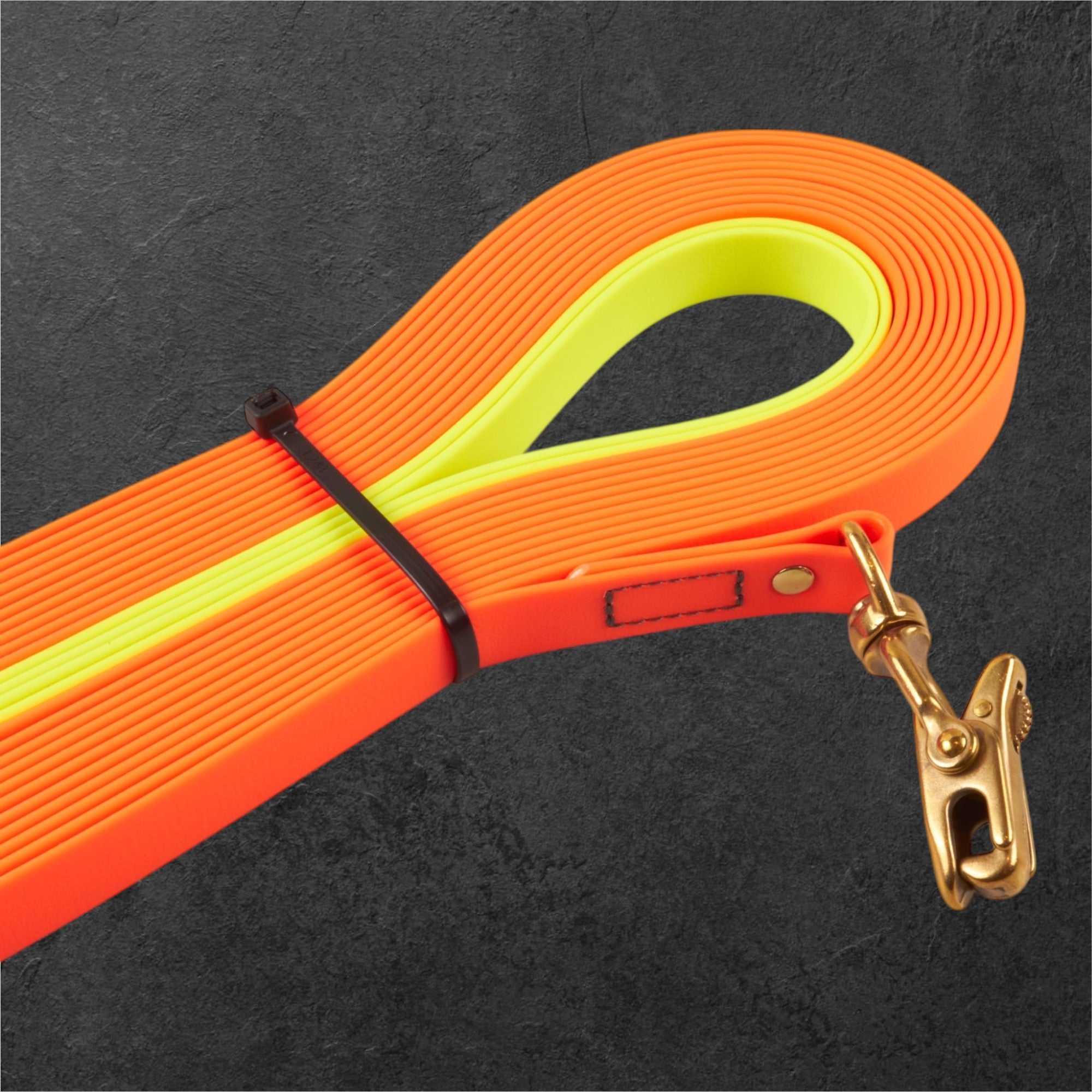 Detailansicht des betaDog Neon Duo Schweißriemens mit stabilem KONG-Scherenkarabiner, hohe Sichtbarkeit durch Neonfarben.