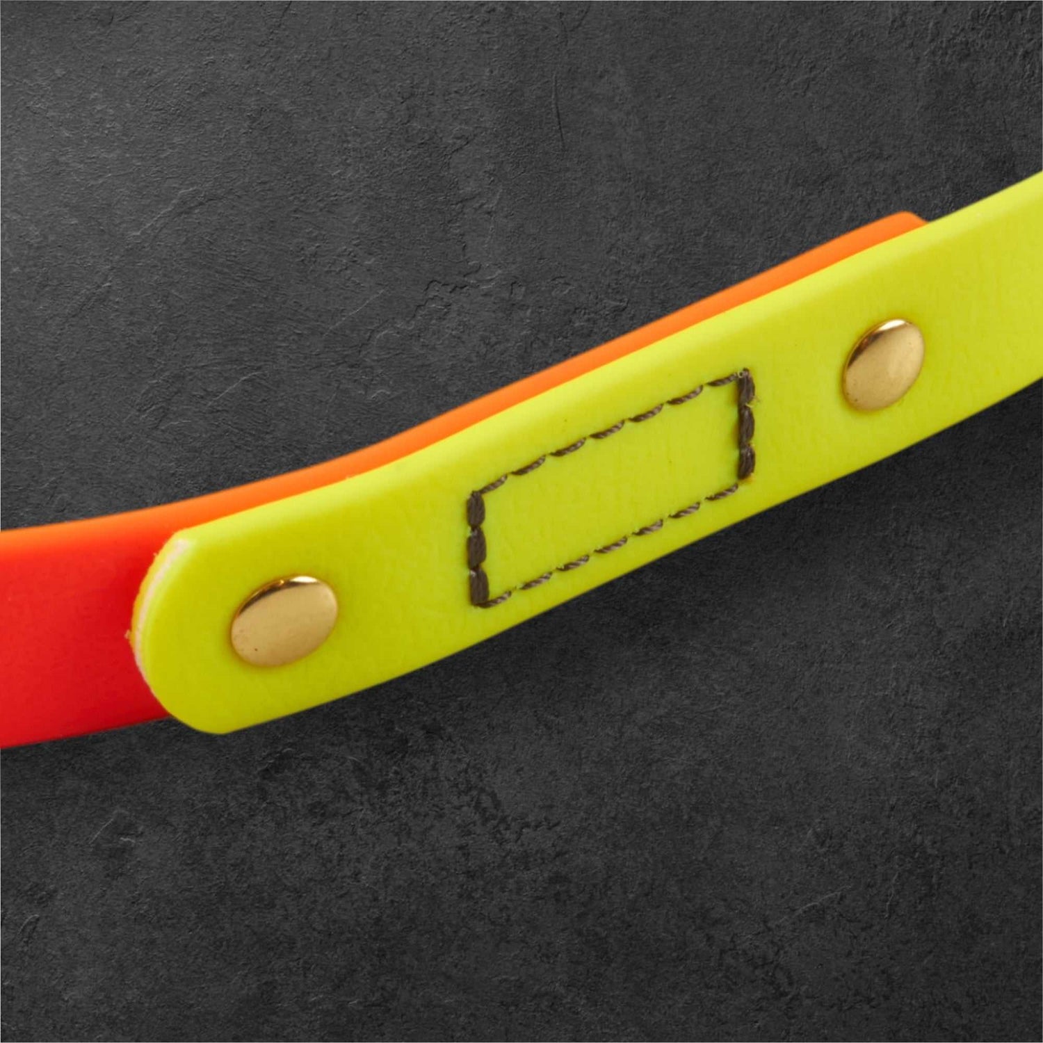 Verstärkte Naht und stabile Nieten am betaDog Neon Duo Schweißriemen, sorgt für Langlebigkeit und Sicherheit im Einsatz.