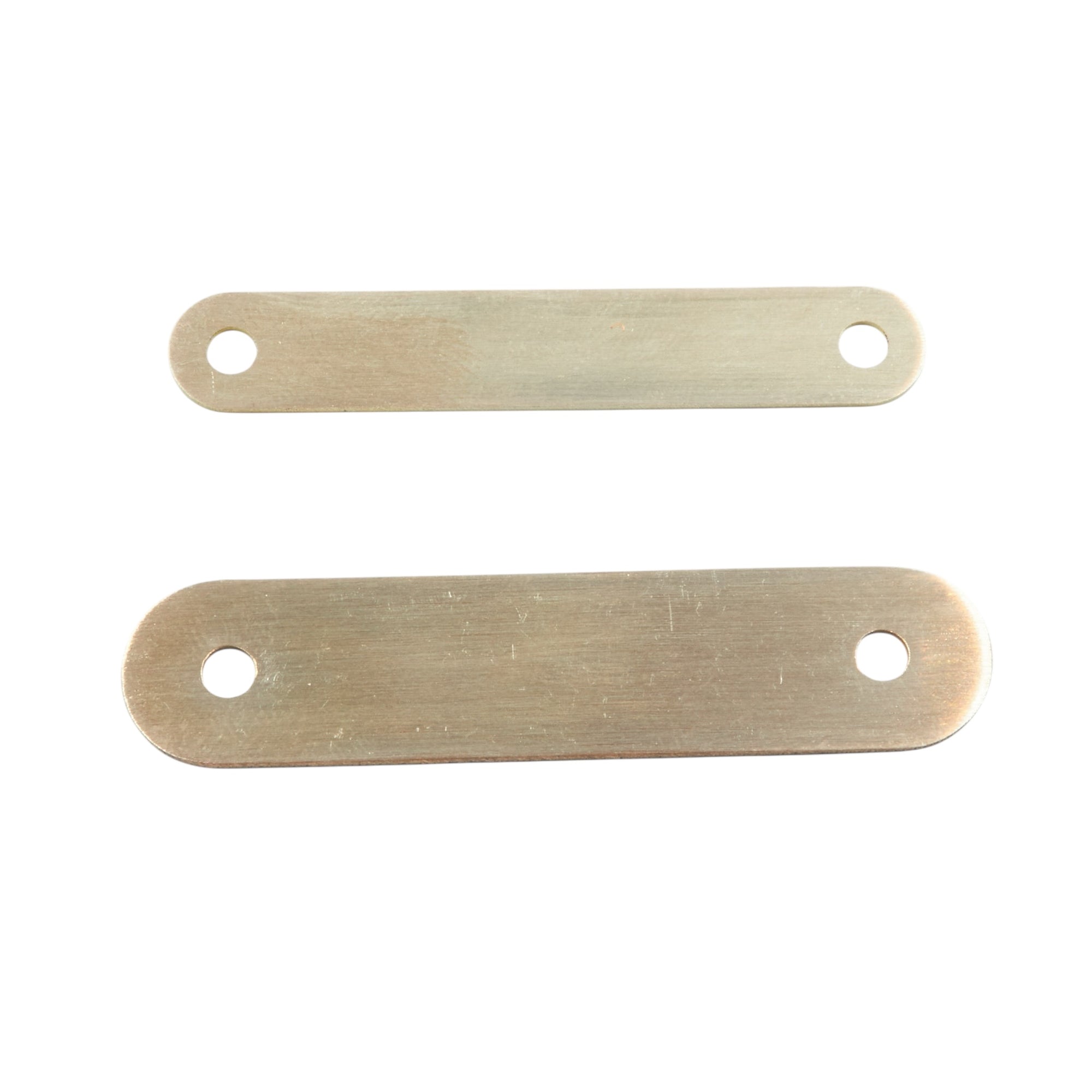 Zwei Gravurschilder aus Messing in verschiedenen Größen, perfekt für Tierhalsbänder mit individueller Gravur.