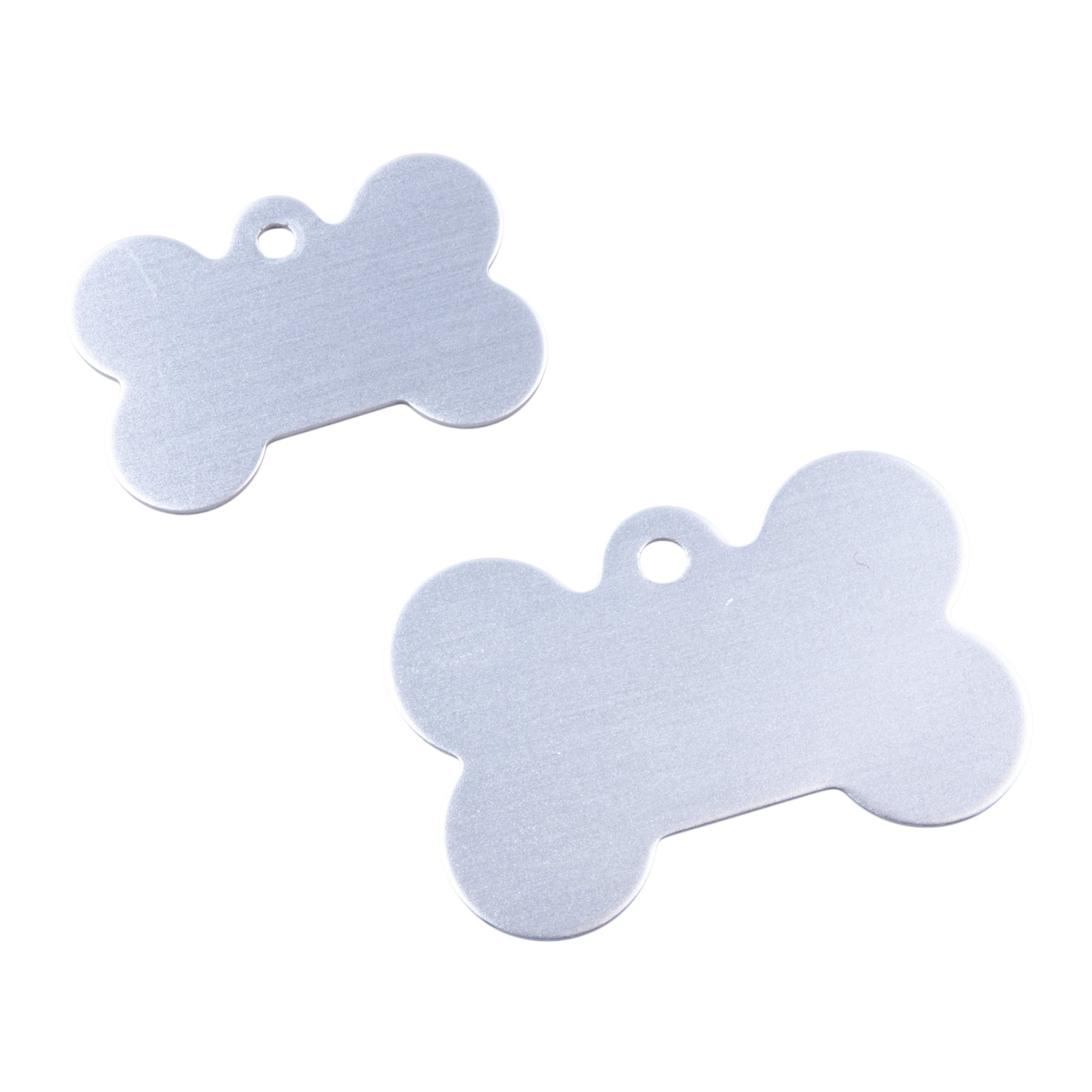 Zwei silberne Hundemarken Alu Knochen in verschiedenen Größen, perfekt für individuelle Gravuren im Haustierbedarf.