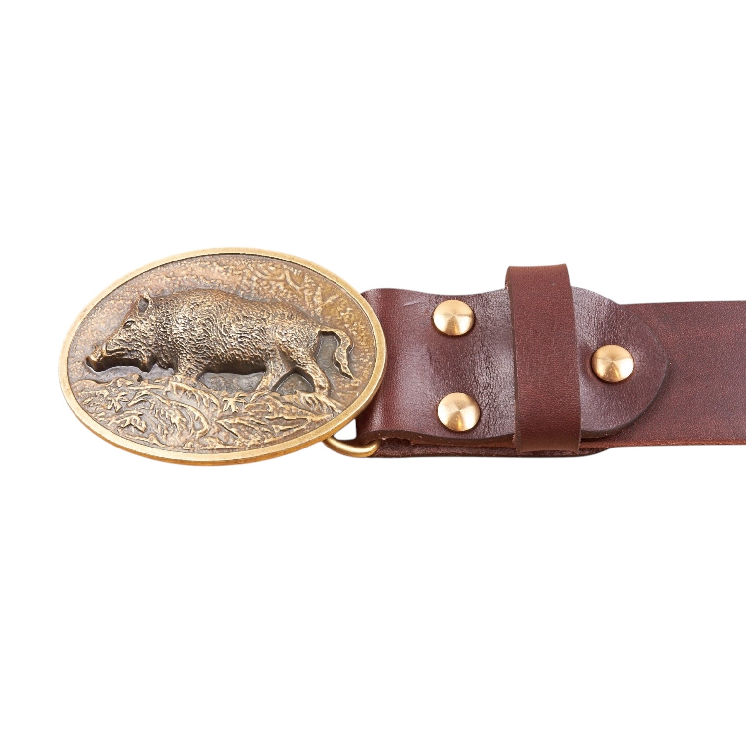 Detailansicht des braunen Ledergürtels „WildSau“ mit antiker Messingschnalle und geprägtem Wildsau-Design, ideal für rustikale Outdoor-Looks.
